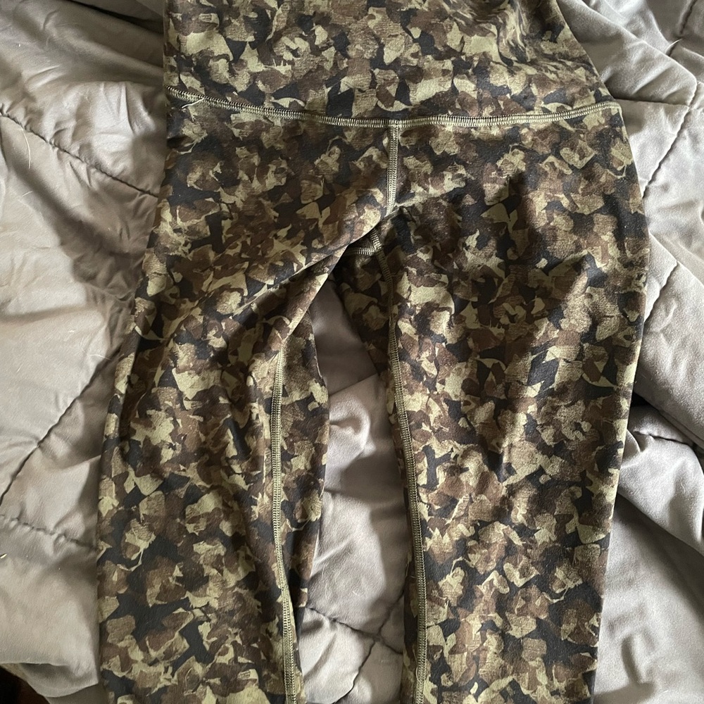 Lululemon wunder under capri size 4
